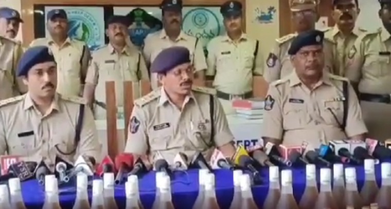 రూ.31.25 లక్షల నోట్లతో అమ్మ‌వారి అలంక‌ర‌ణ

