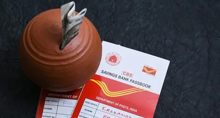 వ్యక్తిని చంపి ఇంటి ముందు పడేశారు


