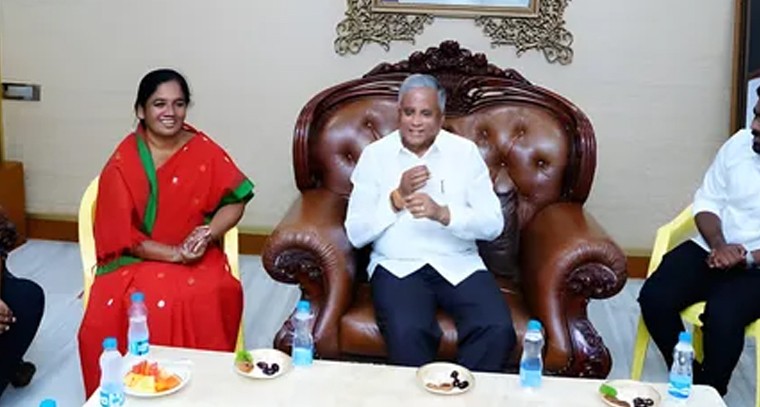 ఎంఎల్ఏ సునీతను కలిసిన కేంద్ర రైల్వే సహాయ మంత్రి సోమన్న

