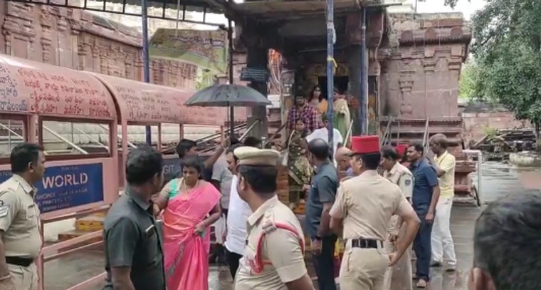 మంగళగిరి సన్నిధిలో పాండిచ్చేరి హోంమంత్రి ప్రత్యేక పూజలు

