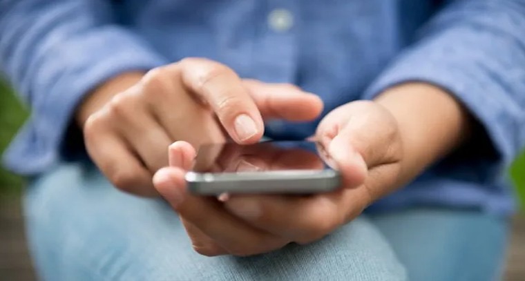 అమ్మాయిలు, మహిళల ఫోన్లలో ఖచ్చితంగా ఉండాల్సిన 4 నెంబర్లు ఇవే!

