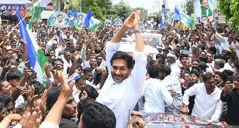 గుడిలో తీర్థం తీసుకున్నాక అలా చేయడం మహాపాపం

