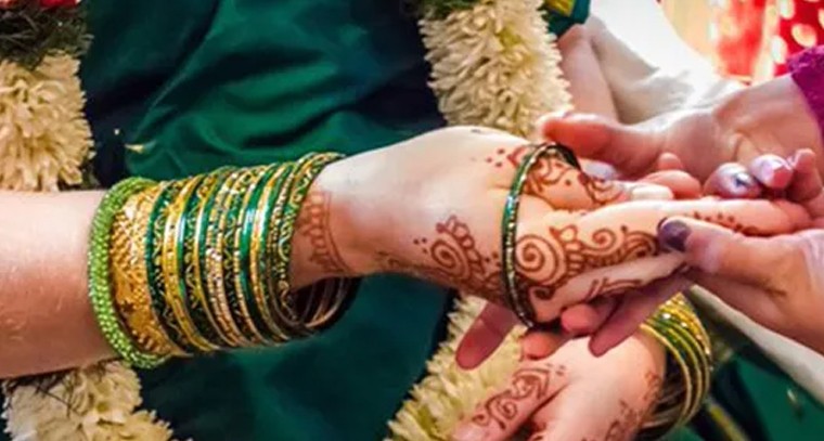 సీమంతం రోజున గర్భవతికి గాజులు వేయడానికి కారణం ఇదే

