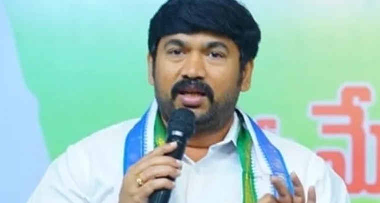 స్వల్పంగా తగ్గిన పసిడి ధరలు

