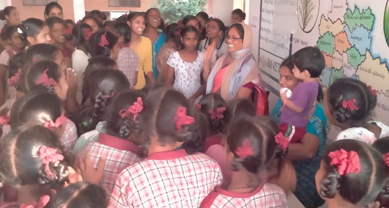 గేటుకు తాళం.. విద్యార్థులు నిరసన


