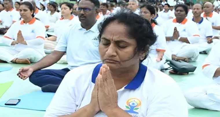 యోగాంధ్ర వాక్‌థాన్‌లో మంత్రి సవిత ఉత్సాహపూరిత పాల్గొనడం

