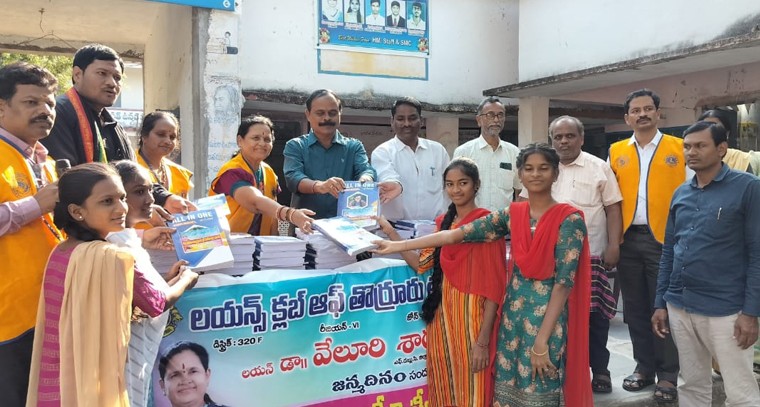 పదవ తరగతి విద్యార్థులకు స్టడీ మెటీరియల్ పంపిణీ

