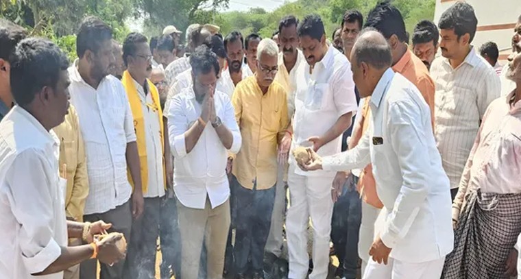 రూ.60లక్షల సీసీ రోడ్డుకు భూమి పూజ


