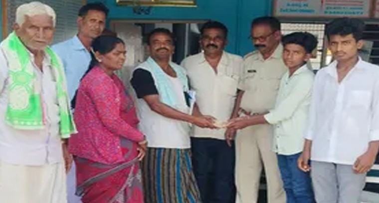 విద్యార్థులకు పోలీసుల అభినందనలు

