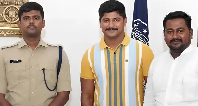 తాడిపత్రి జవాన్‌కు ఎస్పీ అభినందనలు

