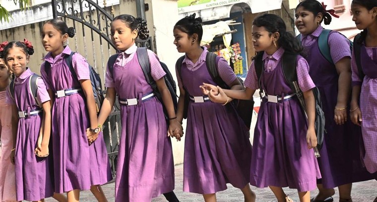 నీటిపై ప్రయాణించే కారు ఇదే

