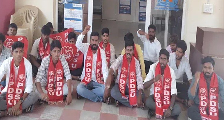నారాయణ, శ్రీ చైతన్య పాఠశాలలను సీజ్ చేయాలి

