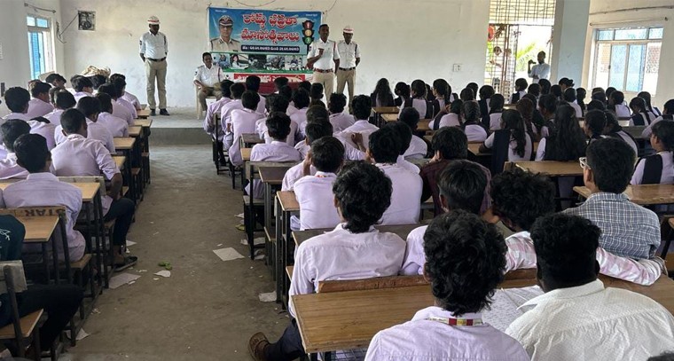 విద్యార్థులకు ట్రాఫిక్‌ రూల్స్‌పై అవగాహన

