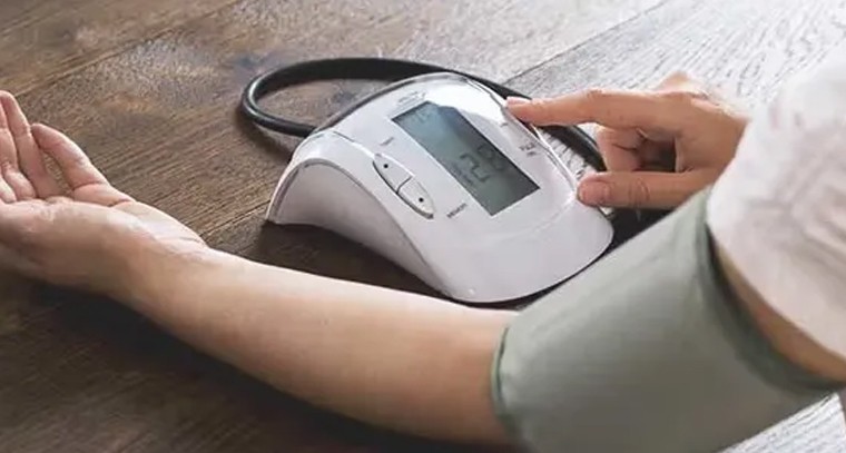 ఇంట్లోనే బీపీ చెక్ చేసుకుంటున్నారా.. అయితే ఈ జాగ్రత్తలు పాటించండి!

