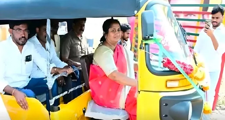 పెనుగొండలో ఆటో నడిపిన మంత్రి సవిత

