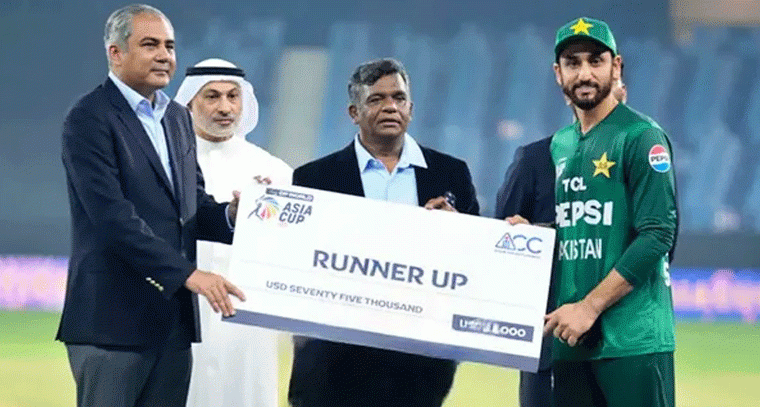 ఆసియా కప్ పైనల్స్.. చెక్కును విసిరేసిన పాక్ ప్లేయర్