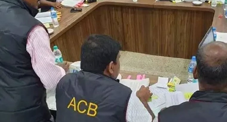 ఏపీలో పలుచోట్ల ACB అధికారుల దాడులు