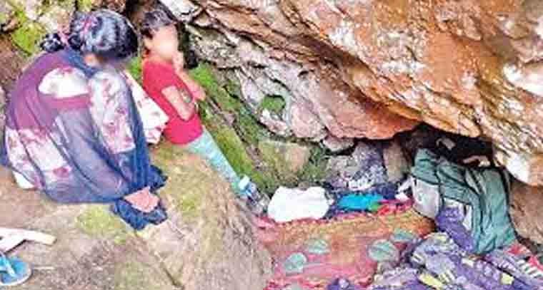 చదువులో వెనకబడ్డారని ఆశ్రమ పాఠశాలనుండి పారిపోయిన ఇద్దరు బాలికలు 