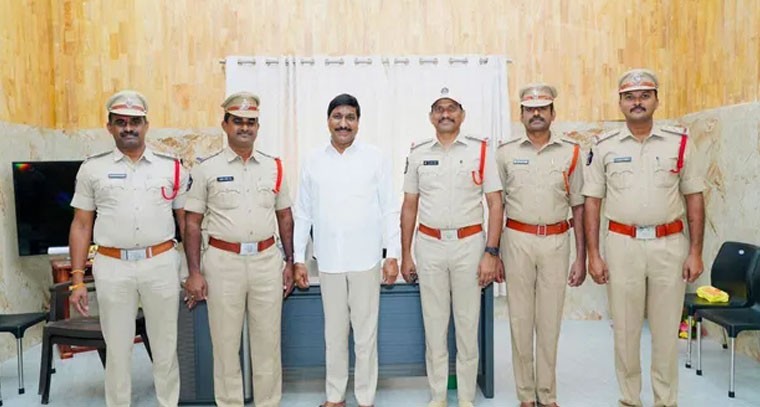 బనగానపల్లెలో పోలీసులతో మంత్రి జనార్దన్ భేటీ