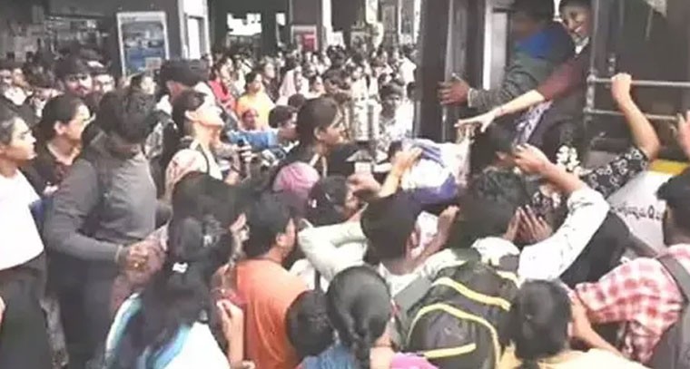 తిరుగుపయనం కష్టాలు.. విజయవాడ బస్సులో తొక్కిసలాట