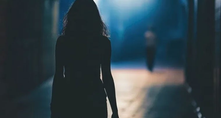 ఇవేం వేధింపులు.. పోలీసు ఇన్‌స్పెక్టర్‌కు రక్తంతో ప్రేమ లేఖ