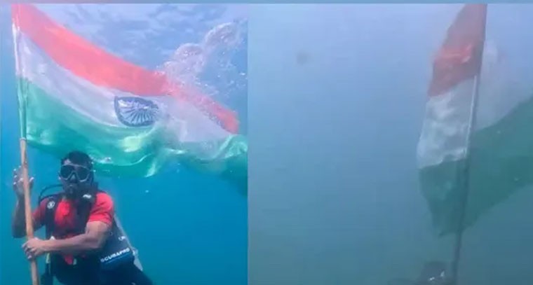 విశాఖ సముద్ర గర్భంలో జాతీయ జెండా ఆవిష్కరణ