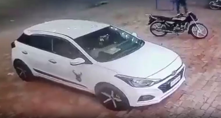 కారులో కూర్చున్న వ్యక్తిని కాల్చి చంపిన దుండగులు