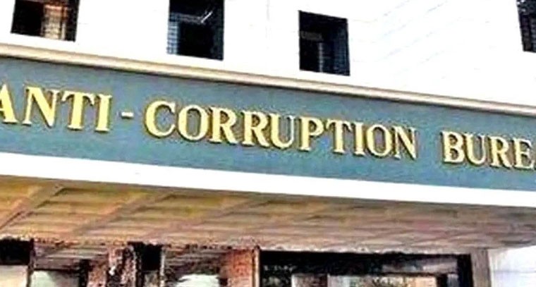 రూ.24 వేలు లంచం తీసుకుంటూ ఏసీబీకి పట్టుబడిన అధికారి