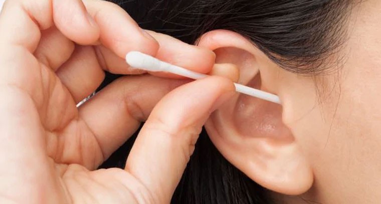 చెవుల నుండి మురికిని కేవలం 2 నిమిషాల్లో తొలగించవచ్చు