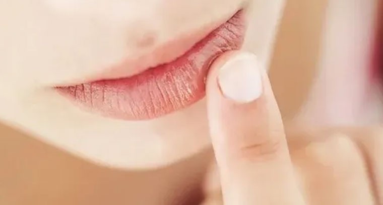 చలికాలంలో పెదవులు పగిలితే ఈ చిట్కాలు పాటించండి!