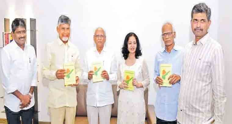 'ఎ టేల్ ఆఫ్ టూ స్టేట్స్' పుస్తకాన్ని ఆవిష్కరించిన చంద్రబాబు