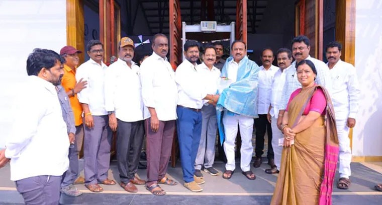 చీరాల ఎమ్మెల్యే మాలకొండయ్య రోలెక్స్ మూవీ యూనిట్‌ను కలిశారు