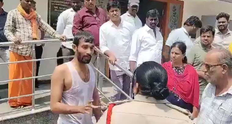 కలెక్టరేట్ ఎదుట పెట్రోల్ పోసుకుని వ్యక్తి ఆత్మహత్యాయత్నం