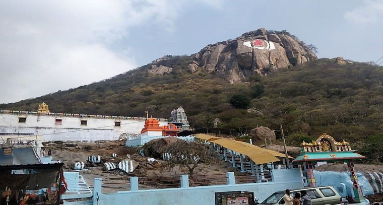  అప్పులు తీర్చలేక వడ్డీలకు కడుతూ బాధపడుతున్నారా  .. అప్పులు తీర్చే దేవాలయం ఇది