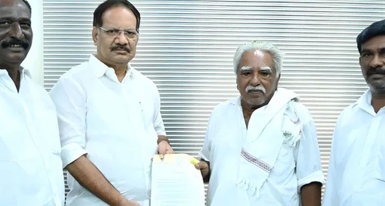 ముఖ్యమంత్రి సహాయనిధి చెక్కులు అందజేత
