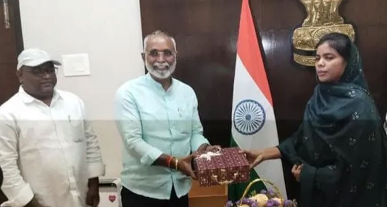  కలెక్టర్ ను కలిసిన పొన్నూరు మున్సిపల్ కమిషనర్