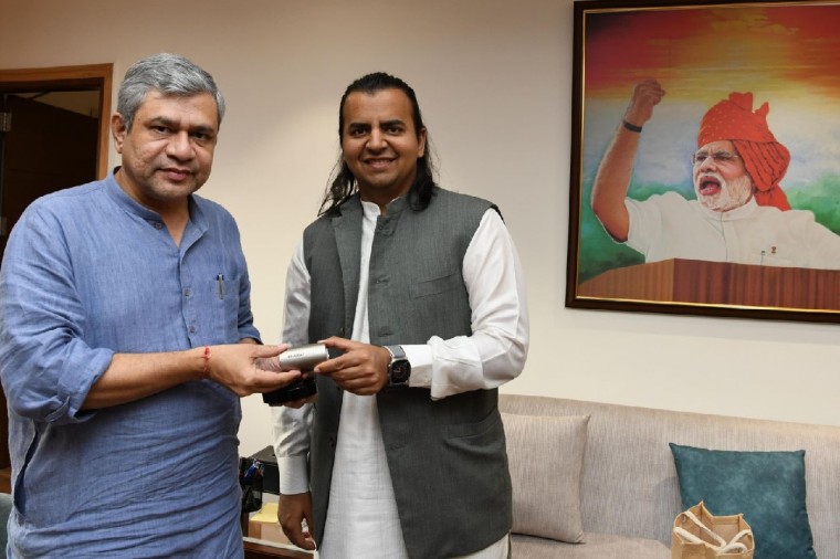 కేంద్ర మంత్రి వైష్ణవ్‌కు బ్యాటరీ సెల్‌ను చూపించినందుకు నెటిజన్లు ఓలా యొక్క భవిష్ ఇ-స్కూటర్ నాణ్యత తక్కువగా ఉందని నిందించారు.