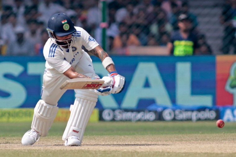 టెస్టుల్లో 9000 పరుగుల మైలురాయిని అందుకున్న నాలుగో భారత ఆటగాడిగా విరాట్ కోహ్లీ నిలిచాడు