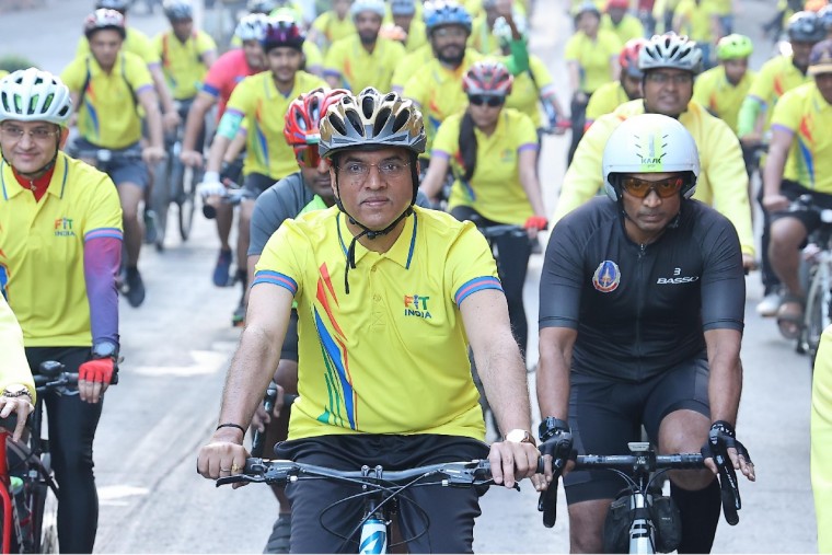 స్పోర్ట్స్ మిన్ ముంబైలో సైకిల్‌పై ఫిట్ ఇండియా ఆదివారాలకు నాయకత్వం వహిస్తుంది, ఊబకాయంతో పోరాడటానికి ప్రధానమంత్రి సందేశాన్ని ప్రచారం 