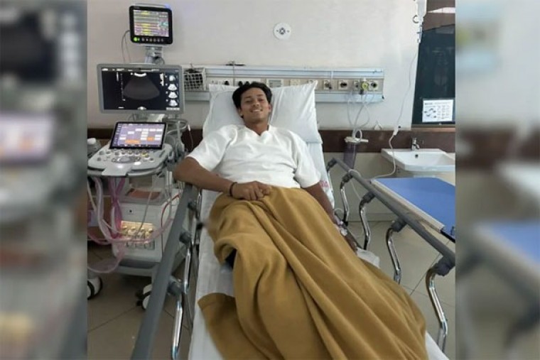 తీవ్ర కడుపునొప్పితో ఆసుపత్రిలో చేరిన యశస్వి జైస్వాల్