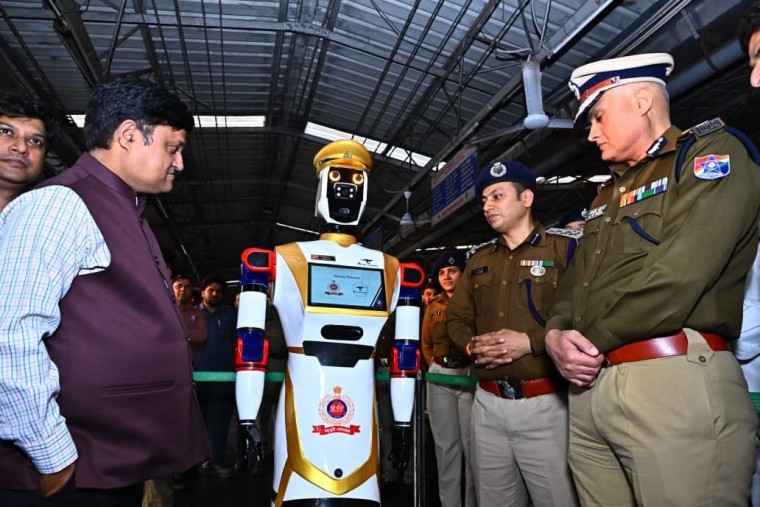 విశాఖపట్నం రైల్వే స్టేషన్‌లో 'ఏఎస్సీ అర్జున్' రోబో సేవలు ప్రారంభం