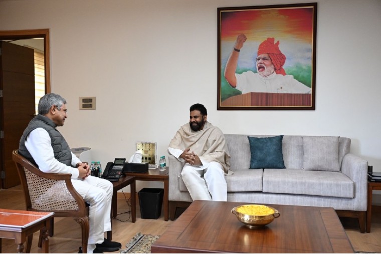 కేంద్ర రైల్వే మంత్రి అశ్విని వైష్ణవ్‌తో ఉప ముఖ్యమంత్రి పవన్ కల్యాణ్ భేటీ