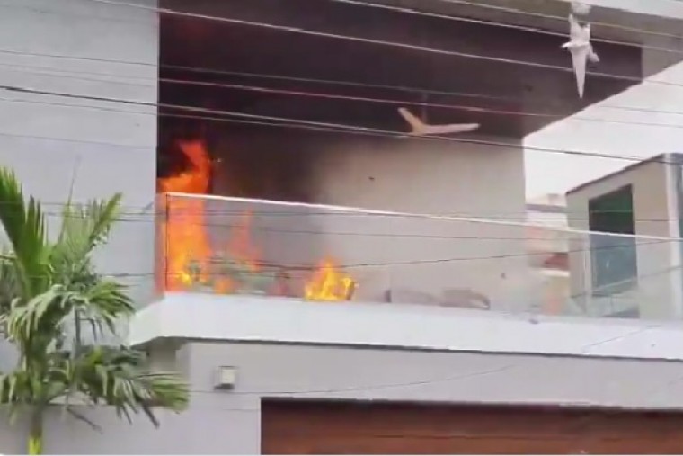 జోగి రమేశ్ నివాసానికి నిప్పు పెట్టి ఫ్లెక్సీలను తగులబెట్టిన ఆందోళనకారులు