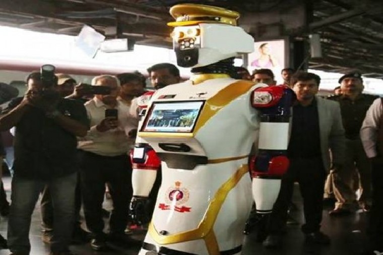 విశాఖ రైల్వే స్టేషన్‌లో సంచలనం సృష్టించిన రోబో