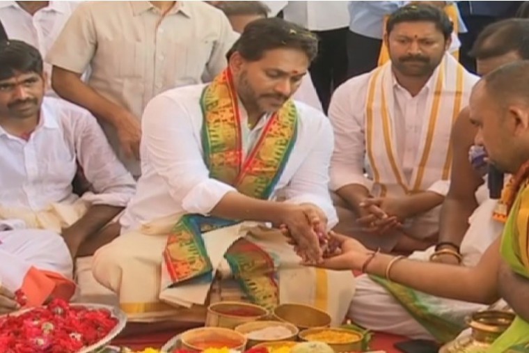 నందిపల్లి గ్రామంలోని ఆలయంలో విగ్రహ ప్రతిష్ఠ కార్యక్రమంలో పాల్గొన్న జగన్