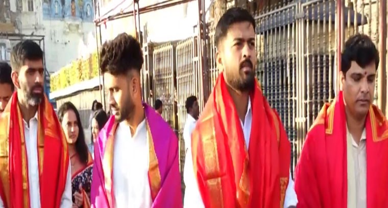 తిరుమల శ్రీవారిని దర్శించుకున్న అమెరికా క్రికెటర్లు