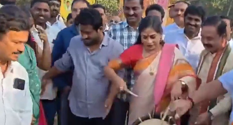 డప్పు వాయించిన హోంమంత్రి అనిత 