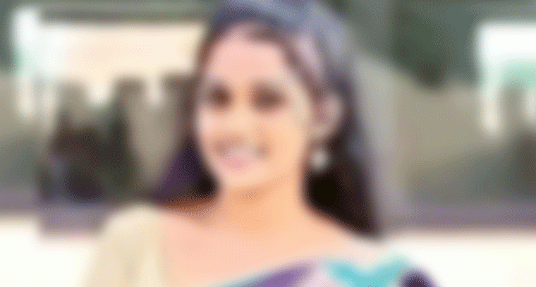 మెట్ల పైనుంచి జారిపడి కళాకారిణి దుర్మరణం