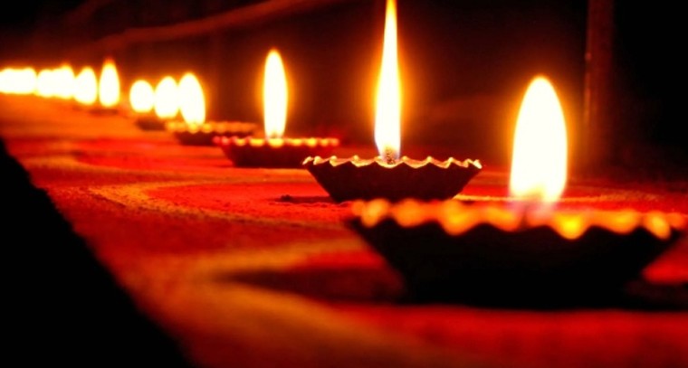  కొబ్బరి నూనెతో దీపం వెలిగించి..