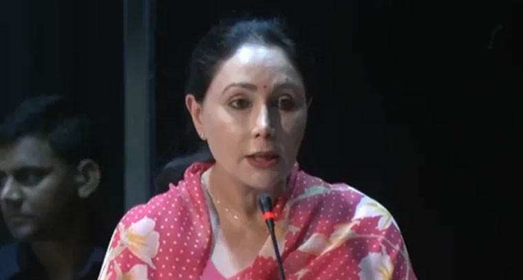 పునర్విభజనపై కేంద్రం తొందరపాటు: డింపుల్ యాదవ్ ప్రశ్నలు